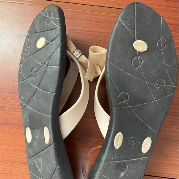 GUESS Women's Slippers, Size 8-8.5 - WORN ONLY ONCE - Picture 3 of 7